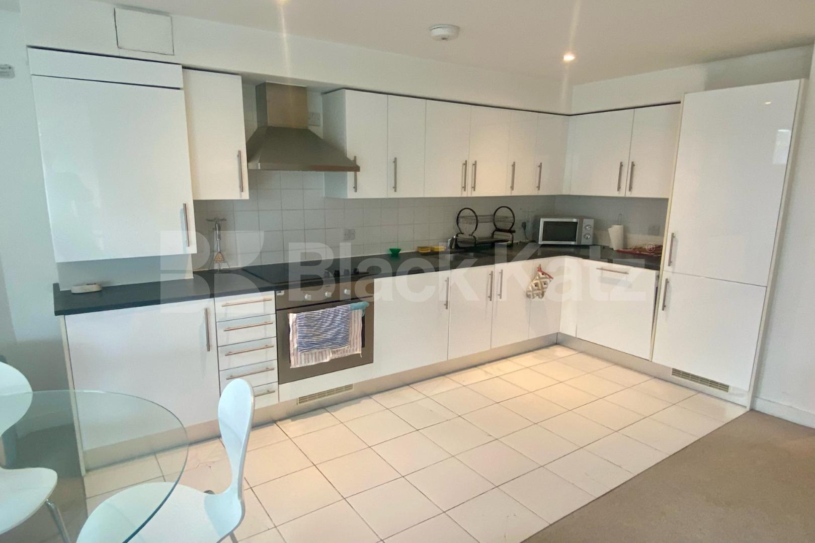 Spacious bright and airy two bedroom apartment in a very convenient location Plumbers Row, Aldgate